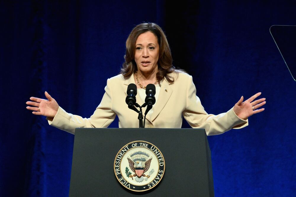 Kamala Harris gana fuerza como relevo si Biden se retira de la campaña. (Photo by ANGELA WEISS / AFP)