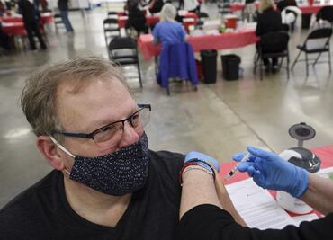 Adultos mayores de 50 años ya podrán vacunarse en California