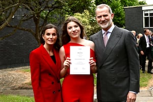 La infanta Sofía se gradúa en Gales: comparte emoción y orgullo junto a los reyes de España. FOTOS