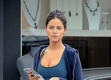 Eiza González presume figura con leggings y crop top en California