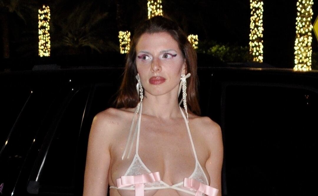 Julia Fox deja poco a la imaginación con bralette transparente y minishort blanco en Miami. Foto: The Grosby Group