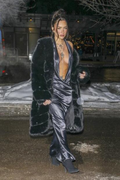 Amiga de Kylie Jenner recibe el 2023 con vestido de escote infinito y braless