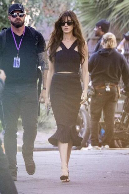 Anne Hathaway irradia belleza con crop top y falda en set de grabación 