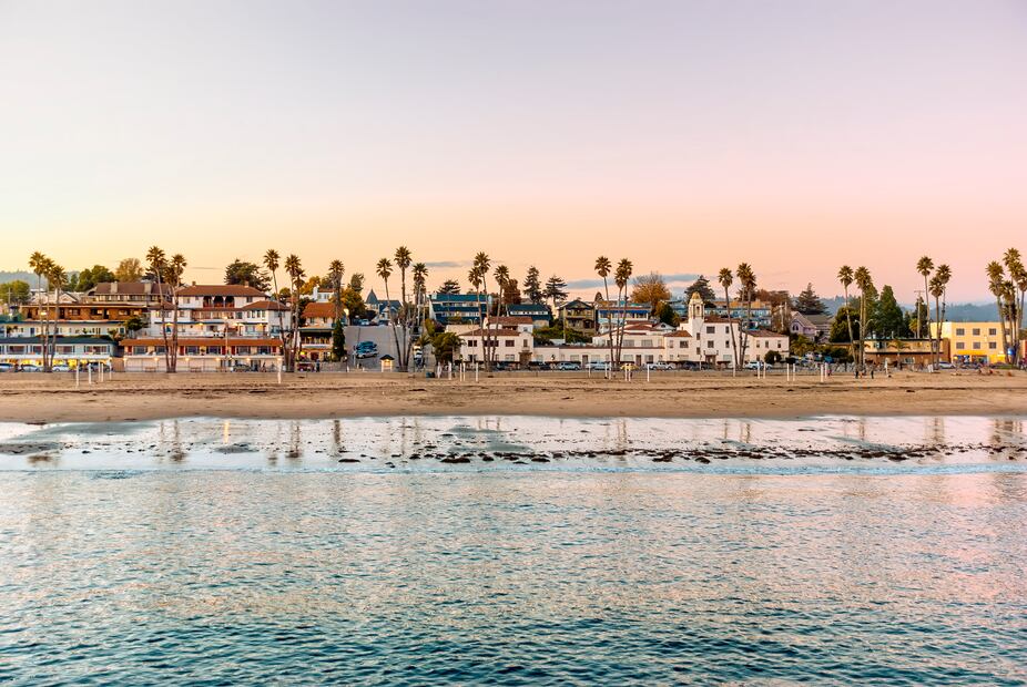 Santa Cruz/ iStock/ Dreamframer
