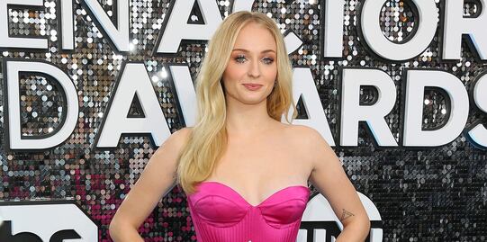 Sophie Turner delinea su figura con vestido rosa en los SAG