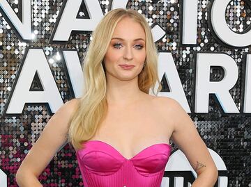 Sophie Turner delinea su figura con vestido rosa en los SAG