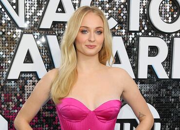 Sophie Turner delinea su figura con vestido rosa en los SAG