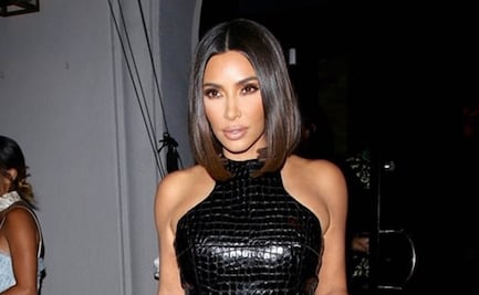 Kim Kardashian delinea sus curvas con ajustado vestido negro