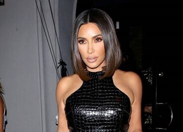 Kim Kardashian delinea sus curvas con ajustado vestido negro