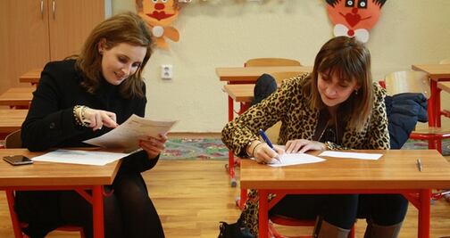 Secundaria en Houston prohíbe a padres acudir con pijama y tubos en el cabello