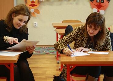 Secundaria en Houston prohíbe a padres acudir con pijama y tubos en el cabello