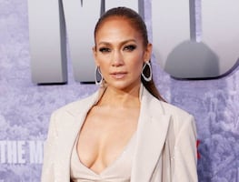 Jennifer López arranca suspiros con su vestido más floral y escote imposible en la Semana de la Moda de París