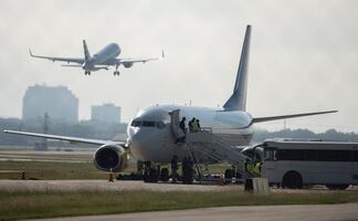 Estados Unidos deporta haitianos; 8,000 vuelven a México