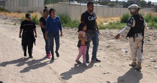 Un récord de familias migrantes cruza la frontera México-EU