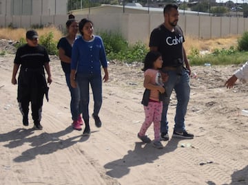 Un récord de familias migrantes cruza la frontera México-EU