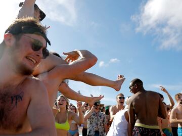Spring Breakers desafían cuarentena en playas de California y Florida