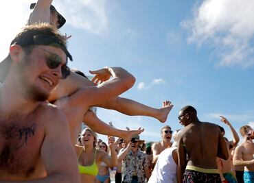 Spring Breakers desafían cuarentena en playas de California y Florida