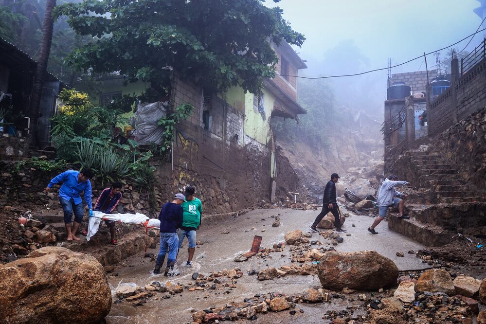 John causa al menos 23 muertos, entre edificios colapsados en Guerrero. Foto: EFE