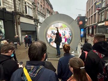 Sorprende portal futurista en Nueva York que interactúa con personas de Dublín. ¿Qué son y cómo funcionan?