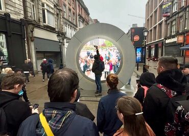 Sorprende portal futurista en Nueva York que interactúa con personas de Dublín. ¿Qué son y cómo funcionan?