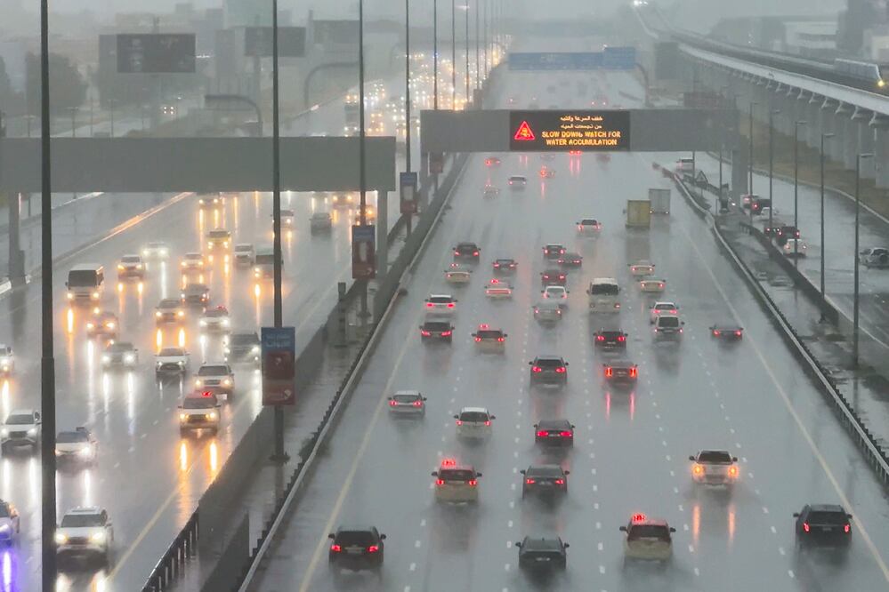 Lluvias torrenciales e inundaciones paralizan aeropuertos y carreteras de Dubái. VIDEO. Foto: AP / Jon Gambrell