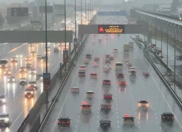 Lluvias torrenciales e inundaciones paralizan aeropuertos y carreteras de Dubái. VIDEO