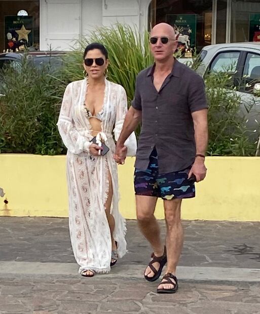 Captan a CEO de Amazon cariñoso con Lauren Sanchez en bikini