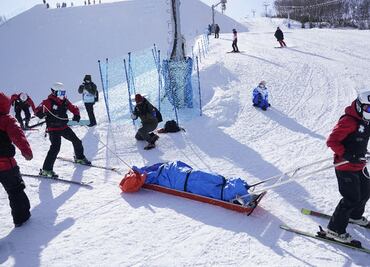 Esquiadora japonesa se daña la columna en entrenamiento; se perderá Olímpicos