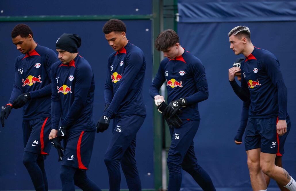 Auto colisiona con el autobús del Real Madrid en ruta hacia Leipzig. (Photo by Odd ANDERSEN / AFP)