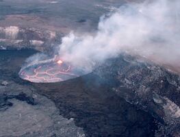 Rescatan a hombre tras caer al volcán Kilauea, en Hawái
