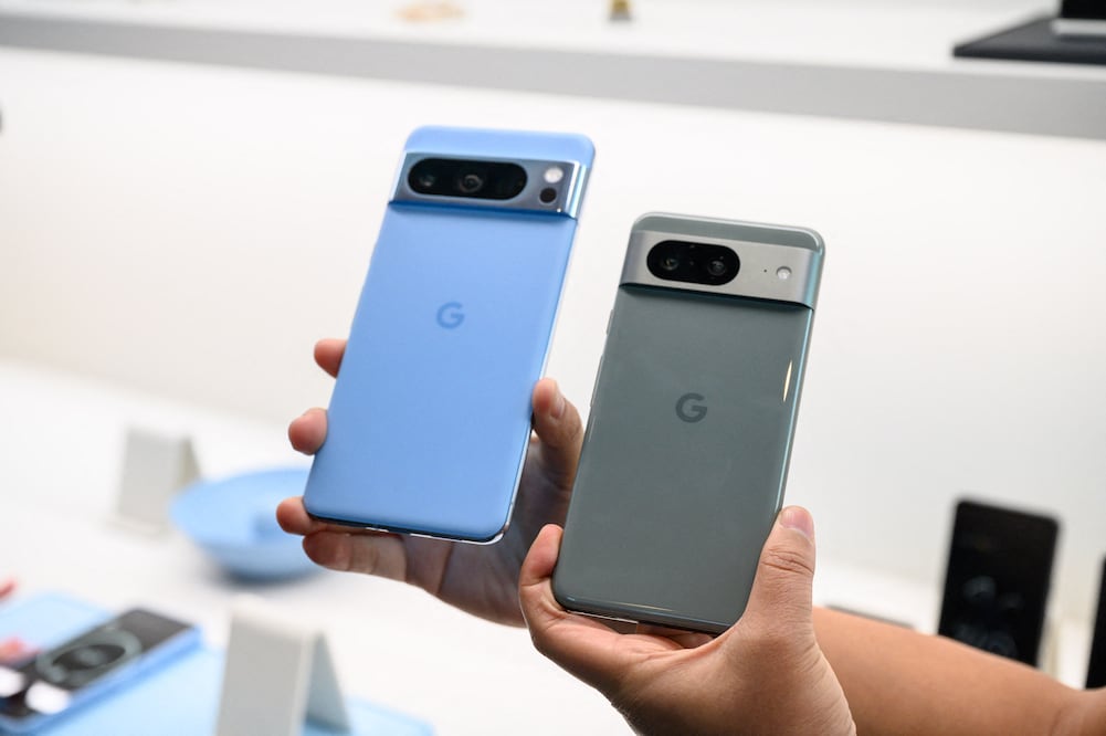 Google Revela los Nuevos Pixel 8: Teléfonos Impulsados por la Inteligencia Artificial. (Photo by Ed JONES / AFP)