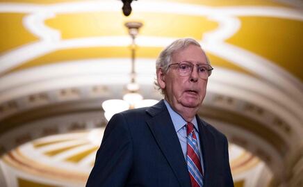 Alarmante episodio: Senador Mitch McConnell se paraliza durante conferencia de prensa (VIDEO)