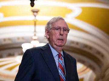 Alarmante episodio: Senador Mitch McConnell se paraliza durante conferencia de prensa (VIDEO)