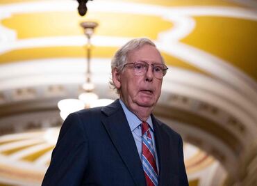 Alarmante episodio: Senador Mitch McConnell se paraliza durante conferencia de prensa (VIDEO)