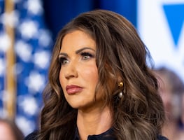 Hospitalizan de emergencia a Kristi Noem, secretaria de Seguridad Nacional de EU