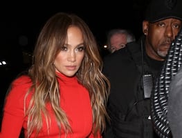 Jennifer López "impacta" con minivestido rojo en Hollywood