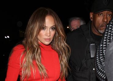 Jennifer López "impacta" con minivestido rojo en Hollywood