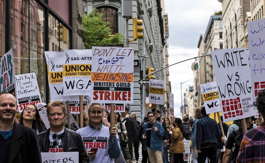 Cientos de guionistas que han hecho escuchar sus reclamos contra las compañías de medios han estado utilizando la etiqueta #WGAStrong. Foto: AP/Stefan Jeremiah