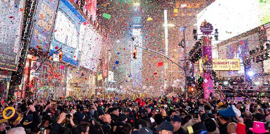 Música, confeti y caída de la bola: así recibieron el 2020 en Times Square