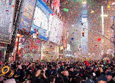 Música, confeti y caída de la bola: así recibieron el 2020 en Times Square