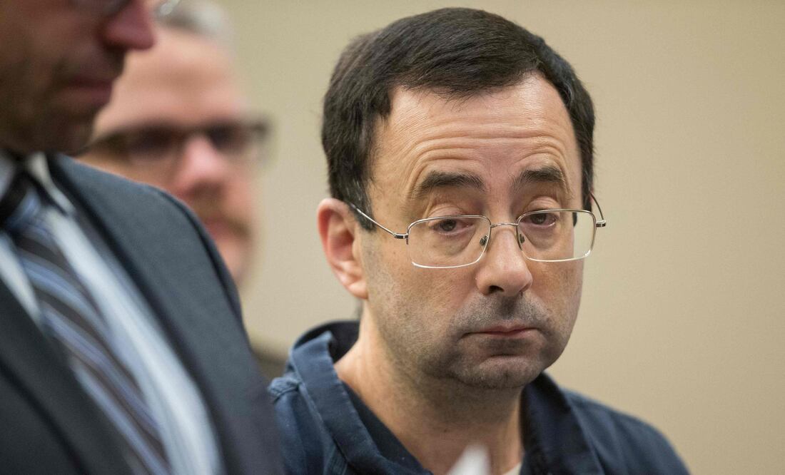 El antiguo médico del equipo de gimnasia deportiva de EU, Larry Nassar, condenado por abusos sexuales a cientos de atletas menores de edad, fue apuñalado en la prisión.  (Photo by Geoff Robins / AFP)