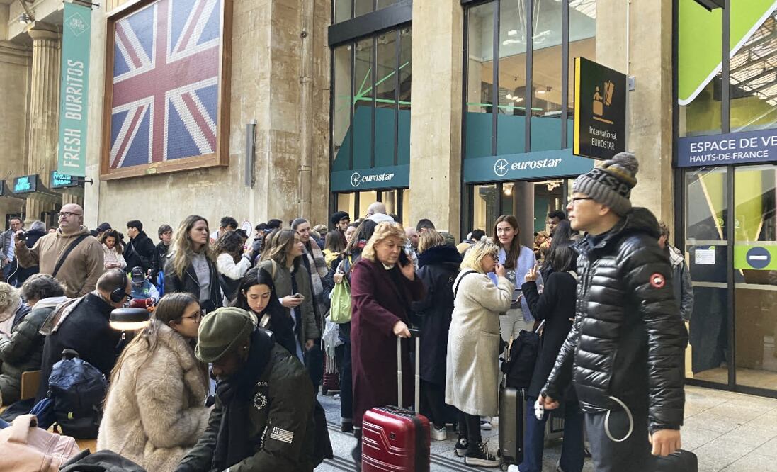 Bomba sin detonar de la IIGM suspende trenes que conectan París con Londres y Bruselas. (AP Photo/Christophe Ena)