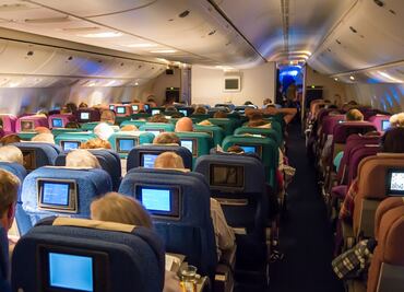 Pasajeros con vuelos económicos, más felices que los de clases superiores