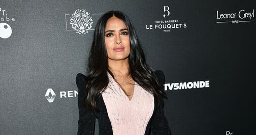 Salma Hayek impone elegancia y glamour en París 