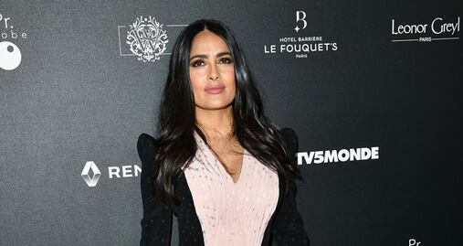 Salma Hayek impone elegancia y glamour en París 