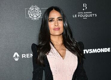 Salma Hayek impone elegancia y glamour en París