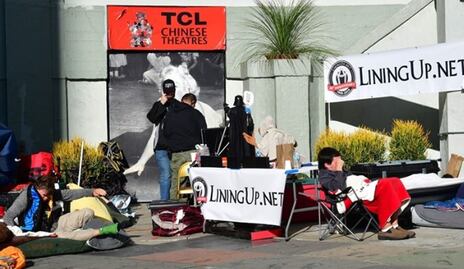 Fanáticos acampan a una semana del estreno de “Star Wars” en LA