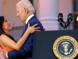 Video. Acusan a Joe Biden de tocar indebidamente a Eva Longoria en la Casa Blanca