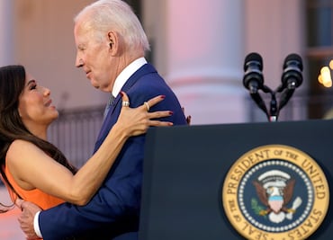 Video. Acusan a Joe Biden de tocar indebidamente a Eva Longoria en la Casa Blanca