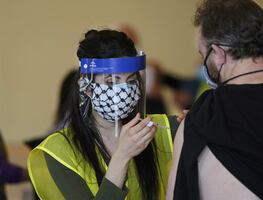 Dentista intenta recibir vacuna contra Covid en brazo de silicona